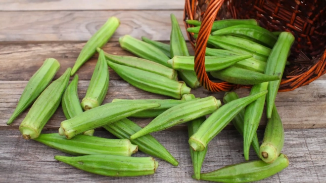 Cesto con okra cruda / Foto: Canva