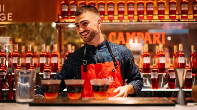 El bartender Andrea Pagliarini (Paradiso) preparando su negroni / Foto cedida