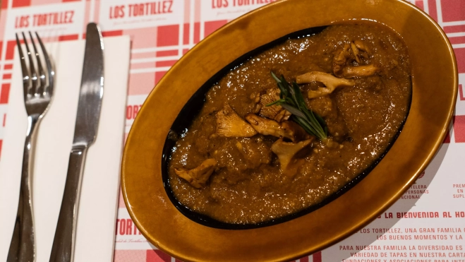 El fricandó de ternera y setas de Los Tortillez en Sant Antoni (Barcelona)/ GALA ESPÍN