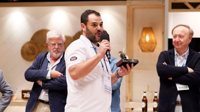 El cocinero Alen Tarrío recoge el premio a la mejor ensaladilla rusa de España / Foto cedida