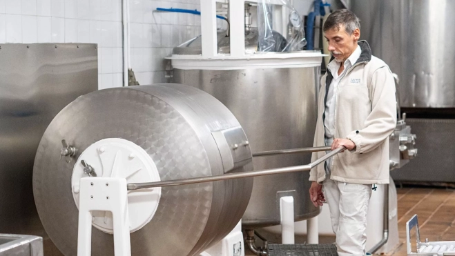 Jordi Saborit elaborando su mantequilla con sal del Salí de Cambrils / Foto: Txaber Allué