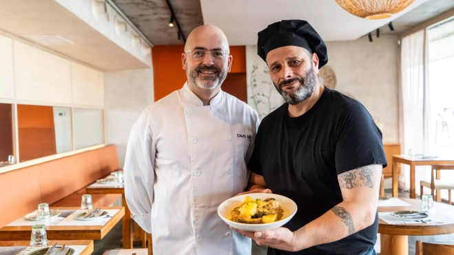 David soto y Domingo Rico con el suquet de congrio en Sal Mar / GALA ESPÍN