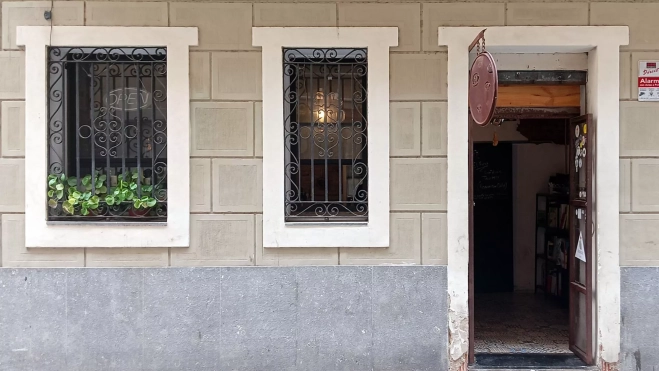 La sobria fachada del restaurante El Forat en la Barceloneta / Òscar Gómez