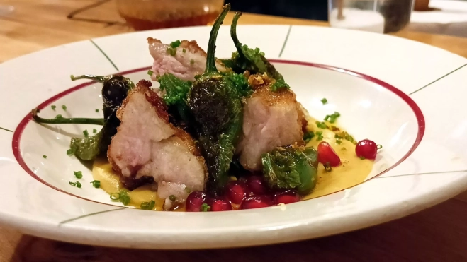 Mollejas con maíz y pimientos fritos de Padrón en el restaurante El Forat / Òscar Gómez