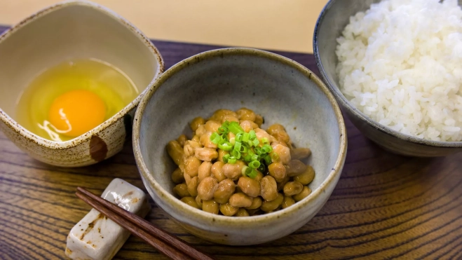 Cuencos con natto, arroz blanco y huevo / Canva