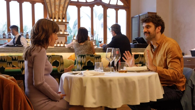 Mireia (Bruna Cusí) y Pol (Joan Solé Martí) en el restaurante Jacqueline / Cedida Prime Video