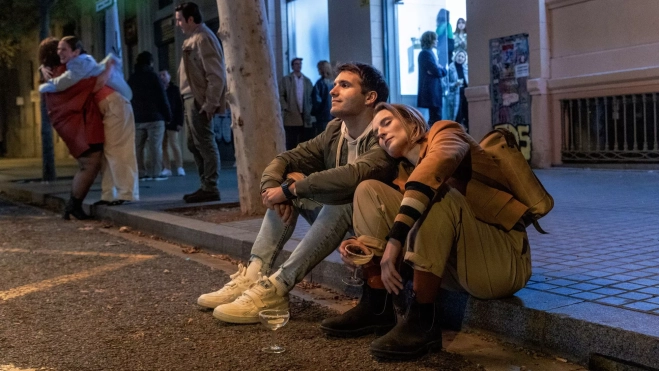 Hugo (Alfons Nieto) y Aitana (Emma Arquillué) en una galería de la calle Trafalgar / Cedida Prime Video