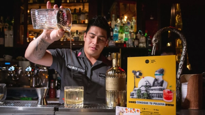 Bartender en Salmon Guru durante la Madrid Cocktail Week / Cedida