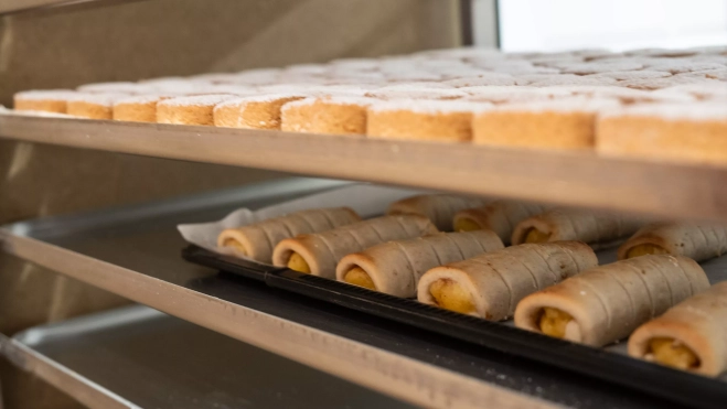 Preparación de huesos de santo y polvorones en La Campana (Barcelona) / GALA ESPÍN