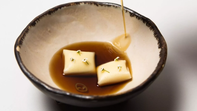 Raviolis de parmesano con caldo de lentejas en El Rincón de Juan Carlos / Cedida