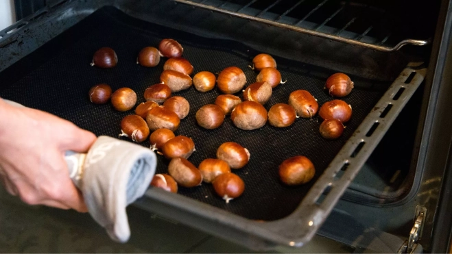 Castañas asadas al horno / Canva