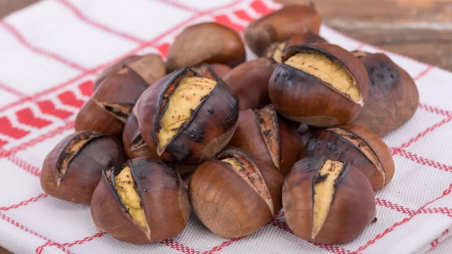 Castañas sobre trapo de cocina listas para pelar / Canva