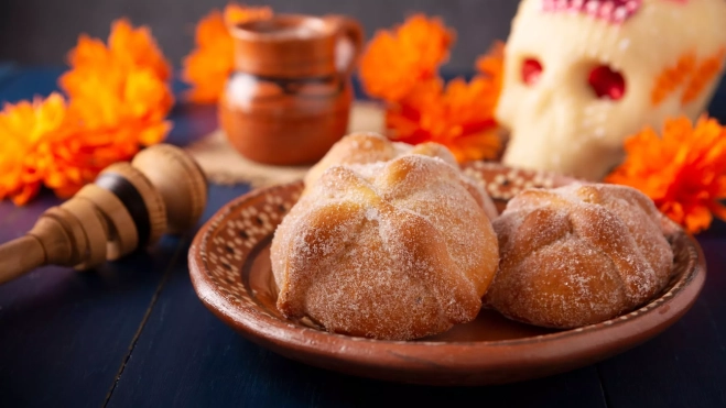 Pan de muerto mexicano / Canva