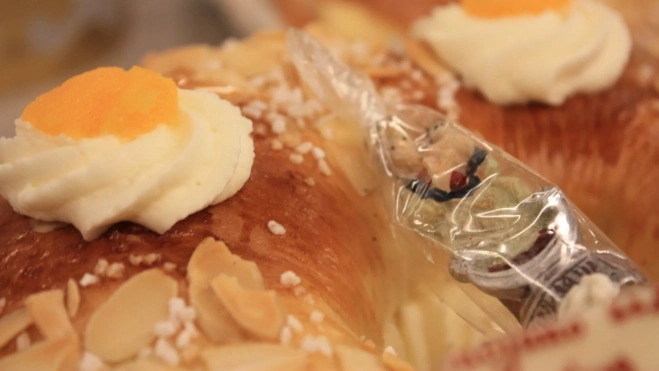 Figurita de la virgen de la Almudena escondida en un roscón de El Riojano (Madrid) / Cedida