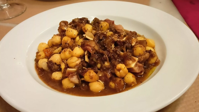 Los garbanzos con oreja y butifarra negra de la Bodega Gol (Barcelona) / Òscar Gómez