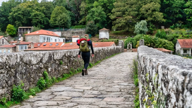 Peregrina recorriendo el Camino de Santiago / Canva