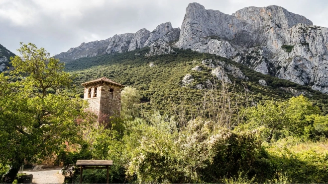 Pequeña iglesia en un pueblo de la comarca de Liébana / Canva