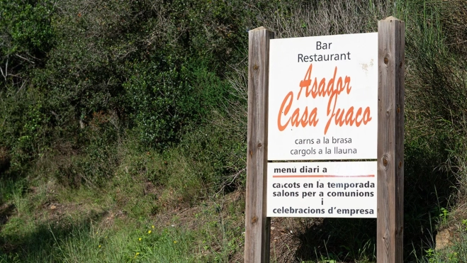 Cartel del Asador Casa Juaco en Collserola (Barcelona) / Txaber allué