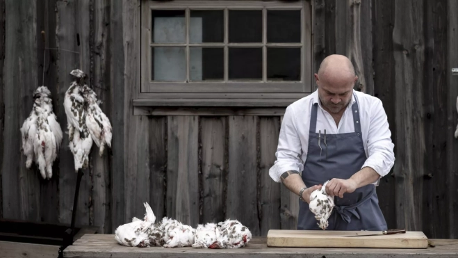 El chef Alberto Lozano en el restaurante Huset (Noruega) / Cedida ©️Timo Virmavirta