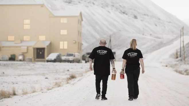 El chef Alberto Lozano y su equipo en el restaurante Huset (Noruega) / Cedida ©️Timo Virmavirta