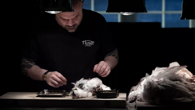 El chef Alberto Lozano en el restaurante Huset (Noruega) / Cedida ©️Timo Virmavirta