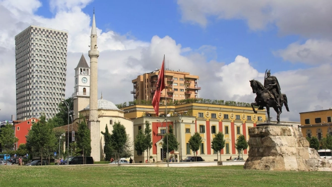 Plaza Skenderbeg, epicentro de la ciudad de Tirana (Albania) / Canva