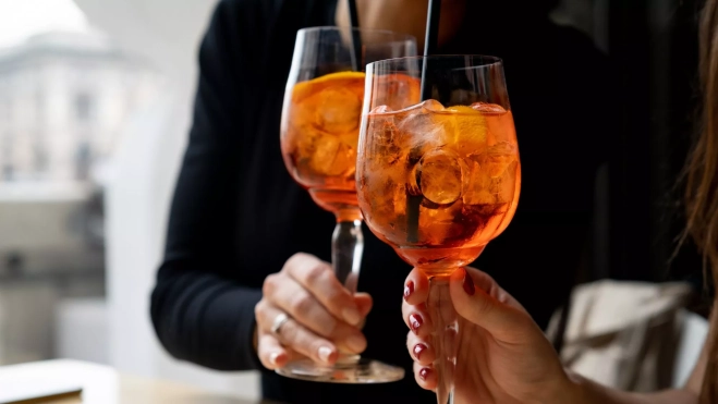 Brindis con copas de spritz / Canva