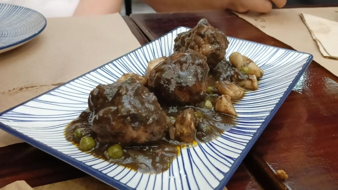 Albóndigas de ternera con sepia en El Brases (Barcelona) / Òscar Gómez