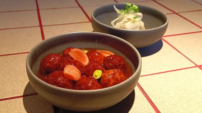 Albóndigas de conejo con escabeche de conejo en Glug (Barcelona) / Òscar Gómez