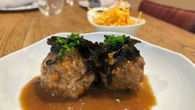 Albóndigas de vaca vieja con setas en Osmosis (Barcelona) / Cedida