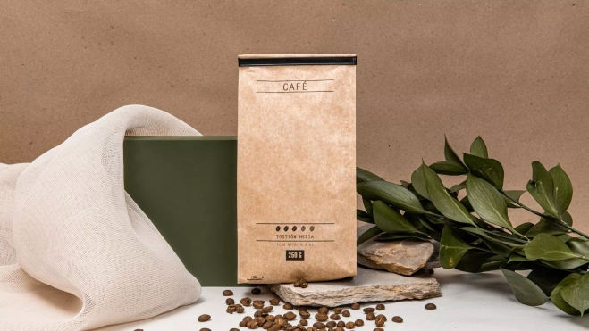 Bolsa de papel kraft con café en grano / Canva