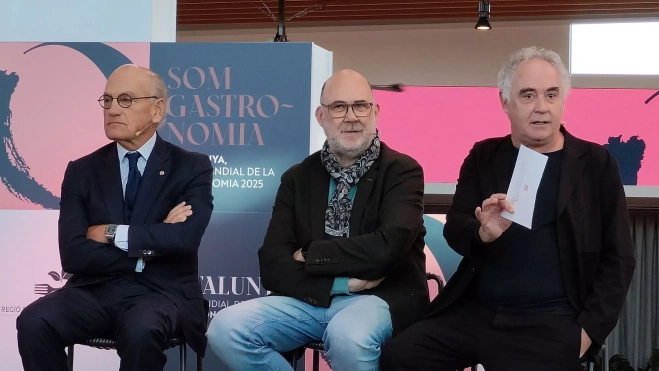 Carles Vilarrubí, Toni Massanés y Ferran Adrià durante la presentación de la CRMG25 / Òscar Gómez