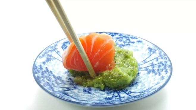 Sushi sobre pasta de wasabi / Canva