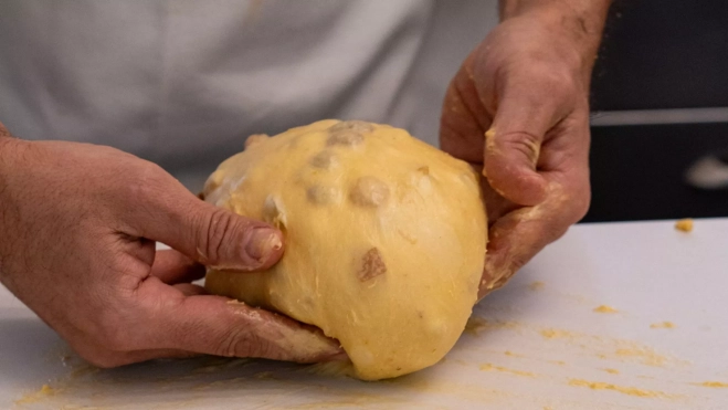 Elaboración de 'panettones' en la pastelería Mervier Canal / Txaber Allué