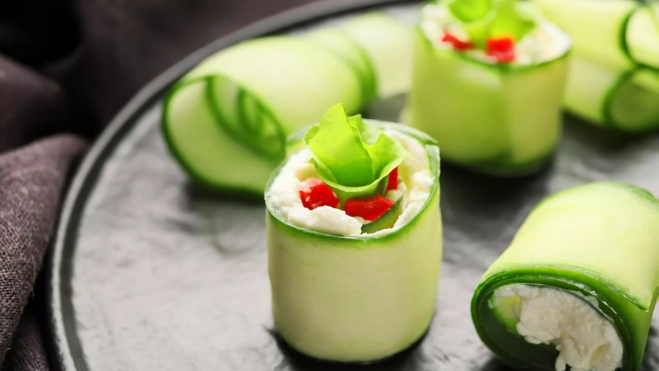 Rollitos de pepino con queso crema / Canva