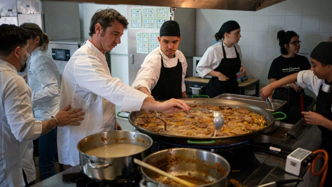 Preparación de la comida solidaria en la Fundació Jovent-Martí Codolar / Cedida