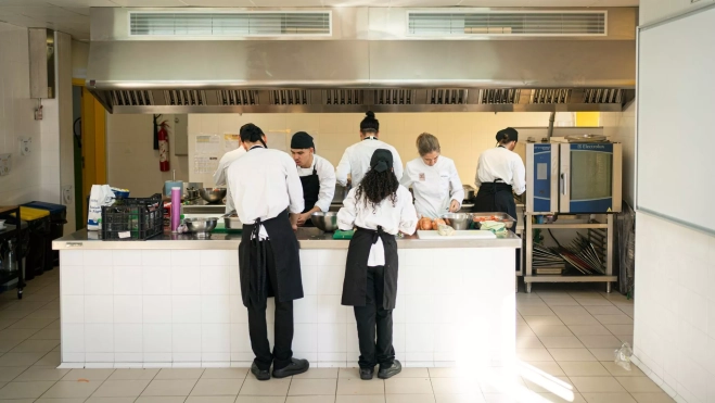 Preparación de la comida solidaria en la Fundació Jovent-Martí Codolar / Cedida