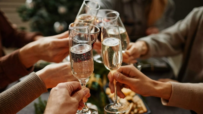 Brindis navideño con copas de cava / Canva