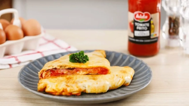 Calzone de jamón, tomate Hida y queso