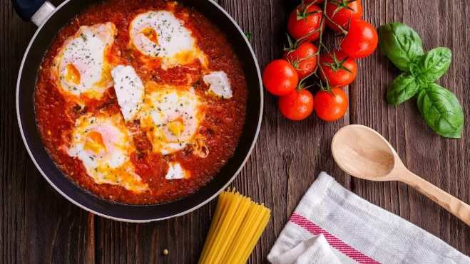 Huevos con tomate y queso / PEXELS