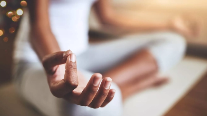 Mujer practicando meditación / Canva