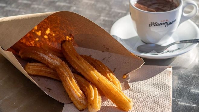 Churros y chocolate en la Churrería Poblenou de Sant Martí (Barcelona) / Txaber Allué