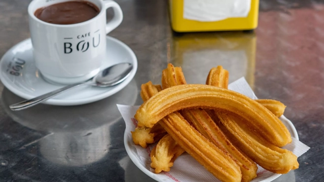 Churros y chocolate en la Churrería Laia de Nou Barris (Barcelona) / Txaber Allué