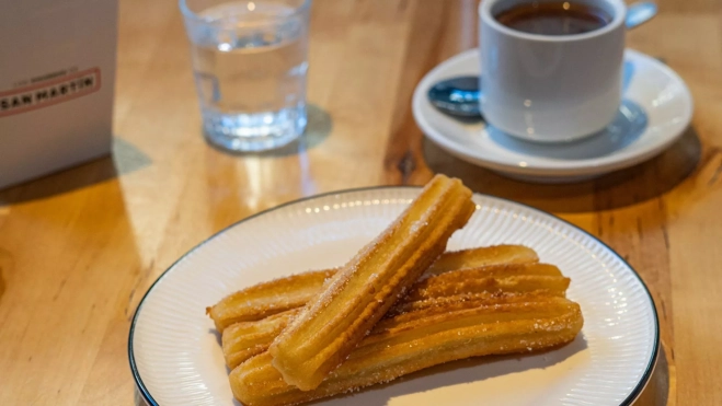 Churros y chocolate en la churrería San Martín del Eixample (Barcelona) / Txaber Allué