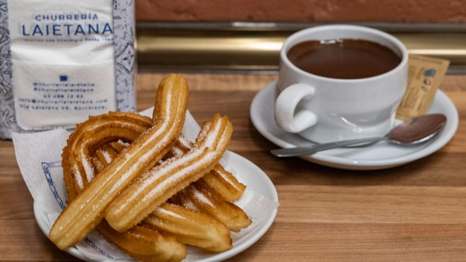 Churros y chocolate en la Churrería Laietana de Ciutat Vella (Barcelona) / Txaber Allué