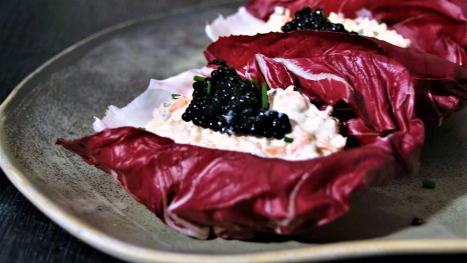 Receta de ensaladilla de célerí con salsa 'remoulade' y hojas de 'radicchio' / Antonio Ron