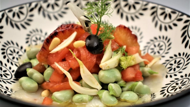 Carpaccio de bacalao, habas, naranja sanguina, hinojo y piñones / Antonio Ron