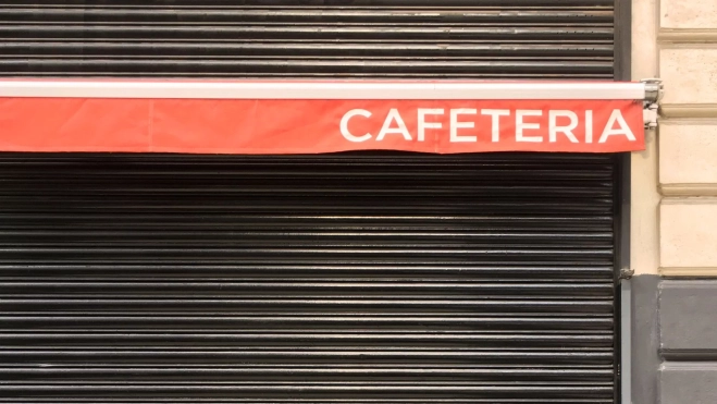 Entrada de una cafetería en España / Canva