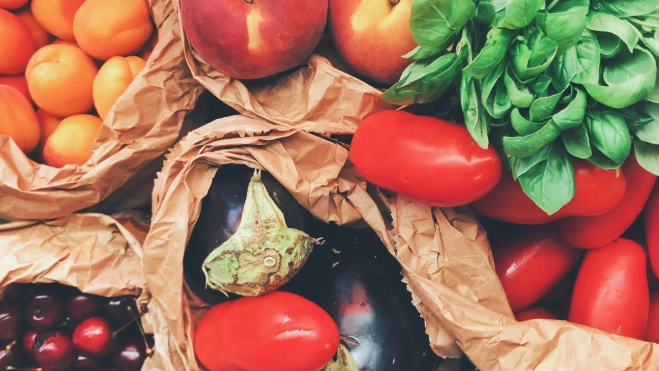 Bolsas con frutas y verduras ecológicas / Canva