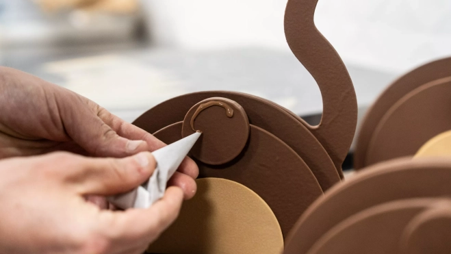 Montaje de la mona de Pascua de Lluc Crusellas / GALA ESPÍN Montaje de la mona de Pascua de Lluc Crusellas / GALA ESPÍN